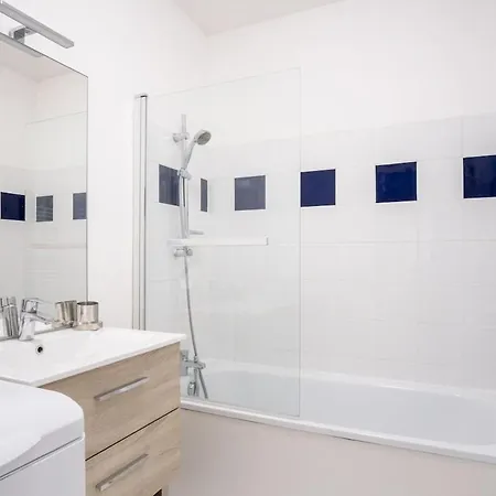 Bright 2-bedroom With Balcony Near Airport *