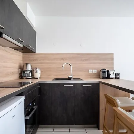 Apartment Bright 2-bedroom With Balcony Near Airport *