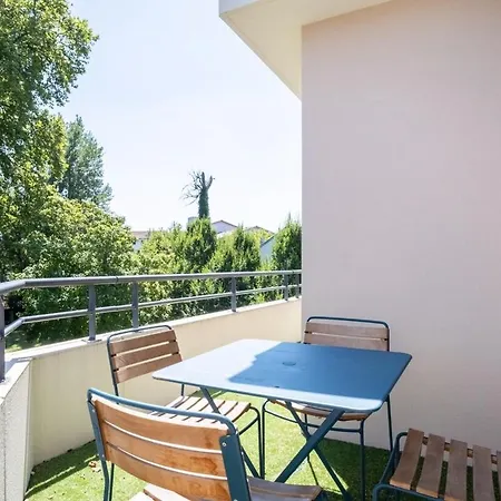 Bright 2-bedroom With Balcony Near Airport Merignac (Gironde)