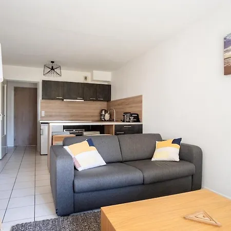 Bright 2-bedroom With Balcony Near Airport Apartment