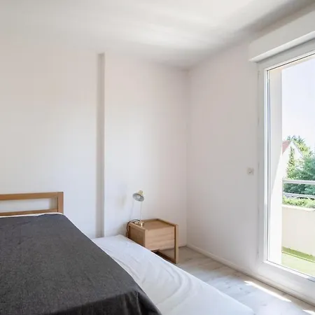Apartment Bright 2-bedroom With Balcony Near Airport