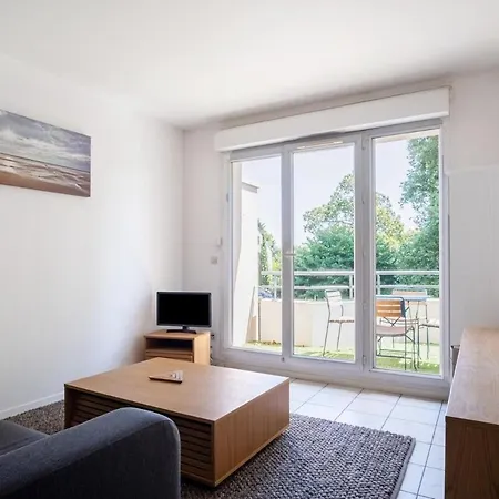 Bright 2-bedroom With Balcony Near Airport Apartment *