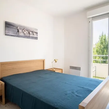 Apartment Bright 2-bedroom With Balcony Near Airport *