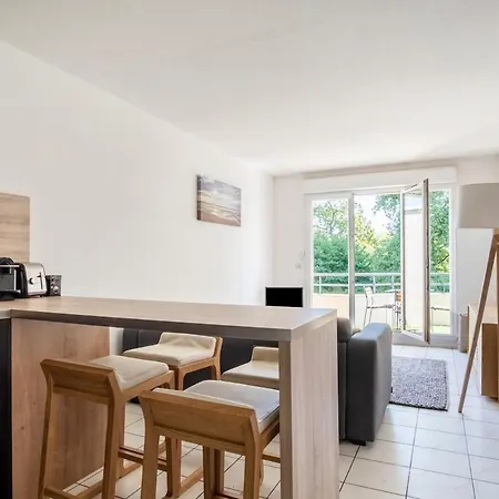 Bright 2-bedroom With Balcony Near Airport Appartement *
