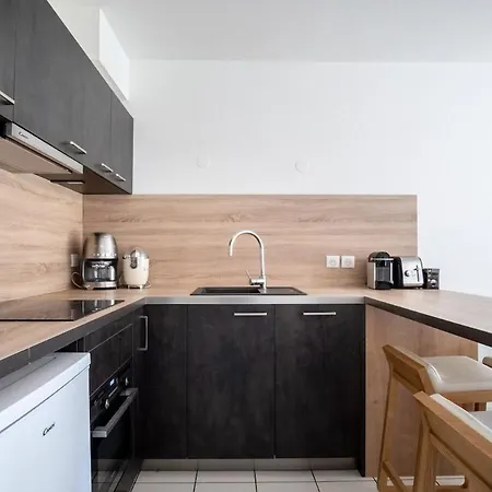 Bright 2-bedroom With Balcony Near Airport Διαμέρισμα