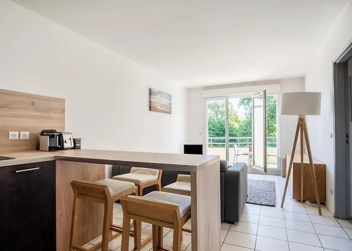 Bright 2-bedroom With Balcony Near Airport Appartement *