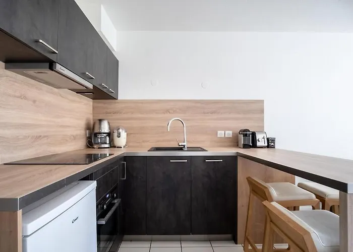 Bright 2-bedroom With Balcony Near Airport Appartement